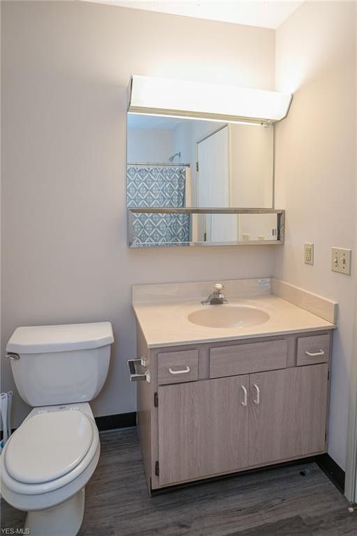 CONDO 2ND FLOOR, 27083 Oakwood Cir, Apt 209, Olmsted Township, OH 44138 ...